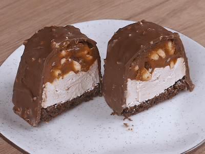 Mini Chocolate Cakes with Peanuts