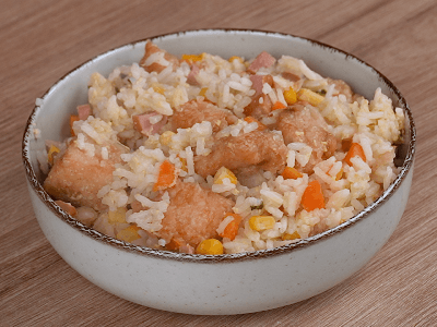 Arroz con huevos y pollo