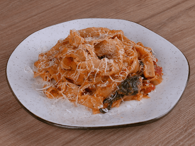 Macarrão com Manjericão e Folhas de Espinafre