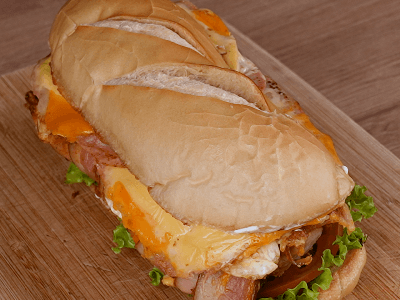 Lanche de Linguiça com Bacon e Queijo