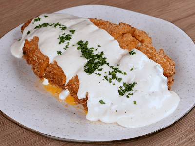 Pollo Relleno con Queso y Salsa Blanca