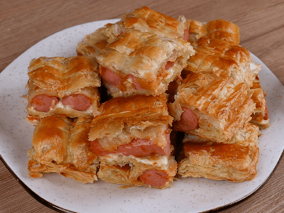 Masa de hojaldre rellena con salchichas