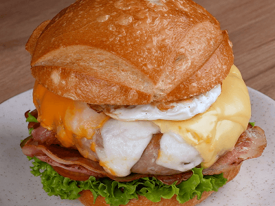 Sándwich de longaniza con tocino y huevos