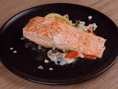 Salmón con salteado