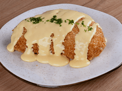 Frango Recheado com Molho de Queijo