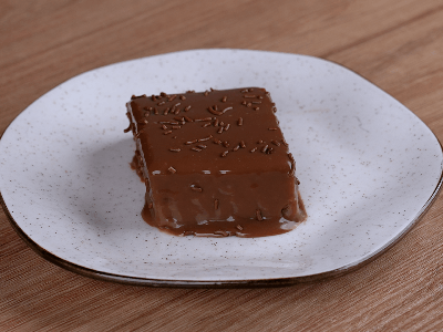 Bolo de Banana com Calda de Chocolate