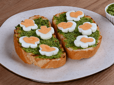 Torrada com Molho Pesto e Ovo