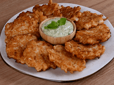 Buñuelos de Repollo con Salsa