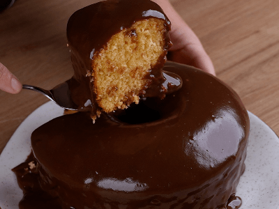 Bolo de Laranja com Calda de Chocolate