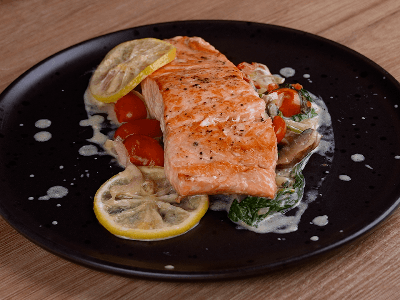 Salmon with Cherry Tomatoes and Spinach