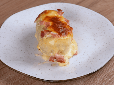 Papa con Crema de Queso y Tocino