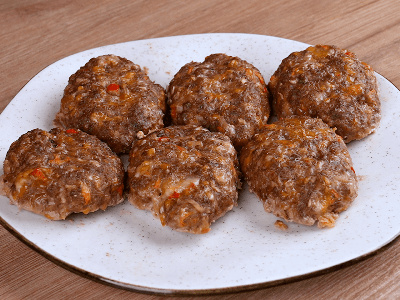 Bolinho de Carne com Legumes e Queijo