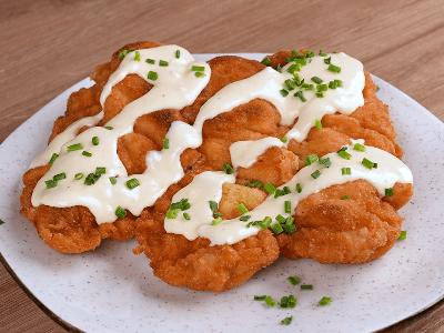 Pollo Empanizado con Crema de Queso