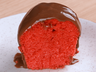 Pastel de Grosella con Salsa de Chocolate