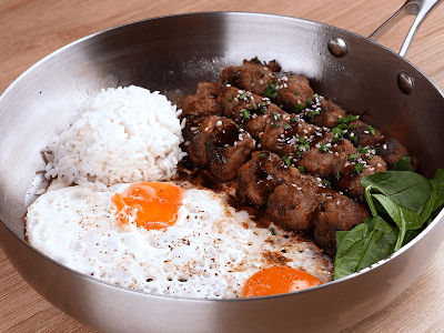 Cubos de carne molida con huevos