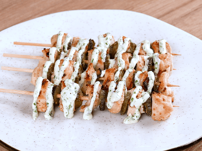 Brochetas de pollo con pepinillos