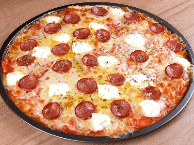 Pizza de Tomate com Calabresa