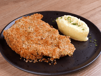 Bife Empanado com Purê de Batata