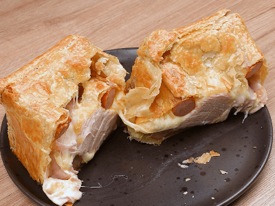 Salgado de Forno Com Salsicha Rechado