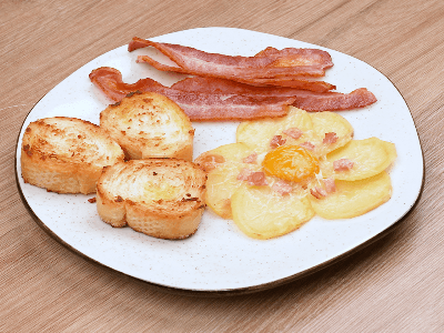 Batata com Ovo, Bacon e Torradas