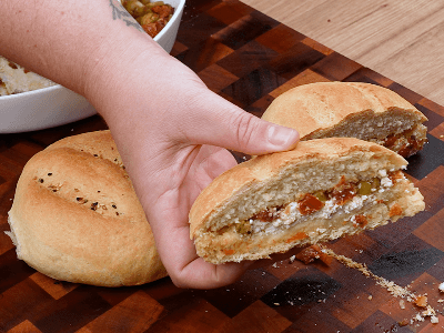 Pan casero con aceitunas y queso