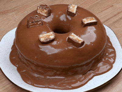 Bolo Snickers com Calda de Chocolate