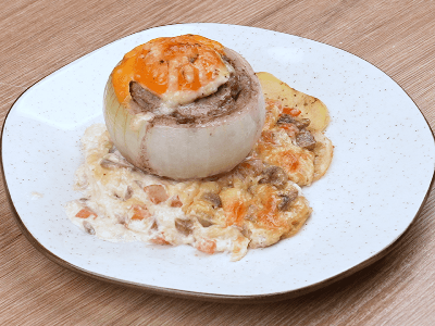Cebola Recheada com Carne e Queijo