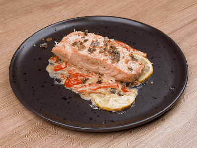 Salmão com Pele Crocante e Alho
