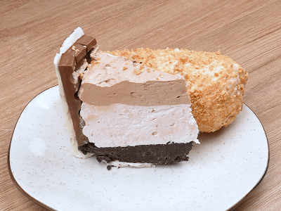 Casquinha de Chocolate Recheada com Creme e Sorvete